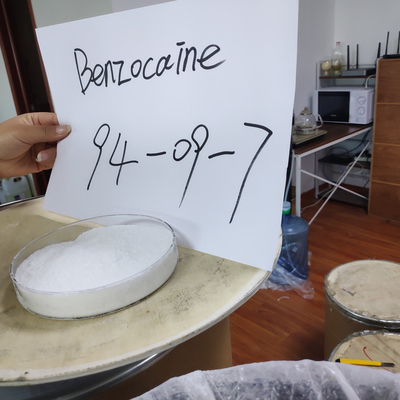 Άσπρη σκόνη CAS 94-09-7 Benzocaine για τα φαρμακευτικά είδη